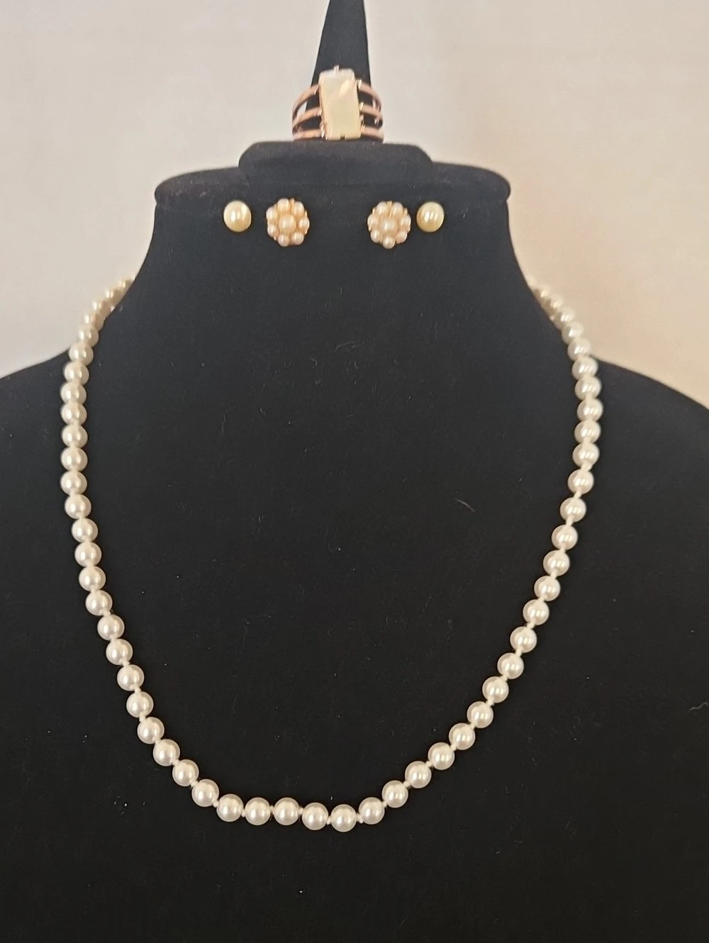Pearl Jewelry Set in White & Gold Like New